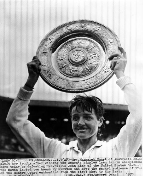 La vittoria a Wimbledon 1970. In una memorabile finale, l&#39;australiana batte Billie Jean KIng 14-12, 11-9, in 2 ore e 27 minuti di gioco (Ap)